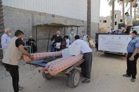 العمل الزراعي يقوم بتوزيع مستلزمات لتأهيل دفيئات زراعية على 400 مزارع في جنوب قطاع غزة